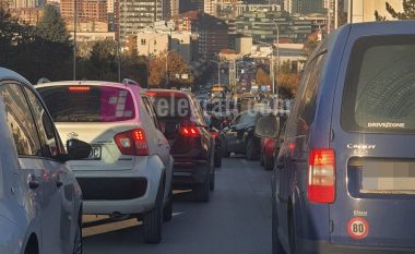 Kolona të gjata në Prishtinë, pas testimit të qarkores njëkahëshe për automjetet
