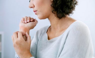 Skuqja dhe flluska në lëkurë nuk janë aspak të padëmshme: Gjashtë gjërat që çojnë në psoriazë