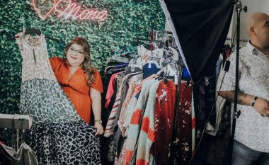 Rrëfimi për gruan amerikane që për një vit fitoi 735,000 dollarë – gjithçka nisi duke shitur rrobat në dollapin e saj