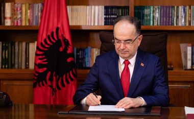 Presidenti Begaj firmos dekretet e paketës së rritjes së pagave