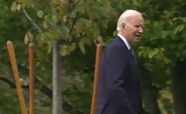 Joe Biden shfaqet i hutuar derisa përpiqet të kthehej në Shtëpinë e Bardhë