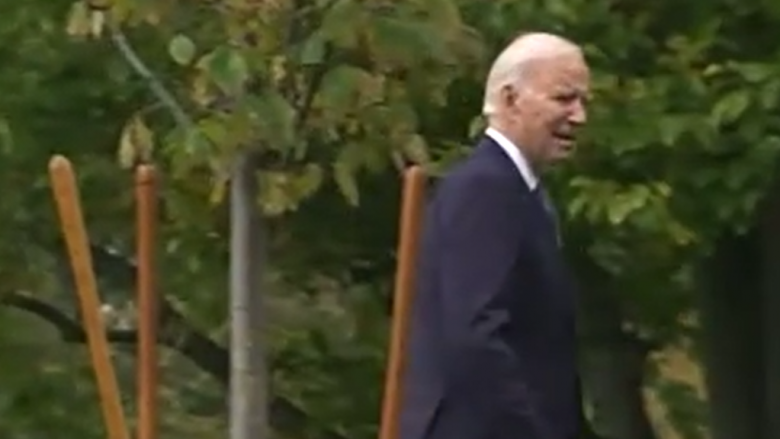 Joe Biden shfaqet i hutuar derisa përpiqet të kthehej në Shtëpinë e Bardhë