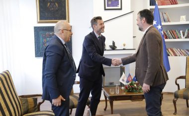 Zvonimir Boban fillon vizitën e tij në Kosovë, takohet me ministrin Hajrulla Çeku