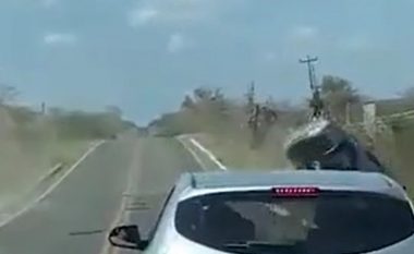 Pamjet tregojnë shoferin brazilian që hup kontrollin në kamionçinën e tij dhe përfundon në liqen