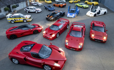 Brenda koleksionit të 18 automjeteve që do të dalin në ankand, prej tyre 15 super-makina