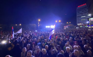 Protesta e opozitës vazhdon në Republika Srpska – kërkohet një hetim dhe rinumërim i votave nga të cilat Dodik doli si fitues