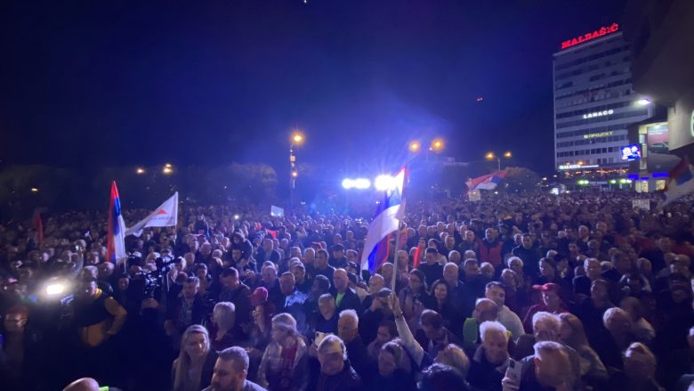 Protesta e opozitës vazhdon në Republika Srpska – kërkohet një hetim dhe rinumërim i votave nga të cilat Dodik doli si fitues