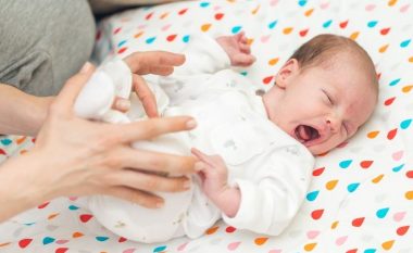 Masazh kundër ngërçeve të dhimbshme: Lëvizje të thjeshta që sigurisht do ta ndihmojnë beben