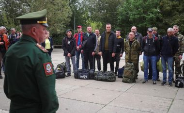 Shkarkohet një komisar ushtarak në Rusi pasi gjysma e personelit të sapomobilizuar për luftë në Ukrainë u dërguan në shtëpi