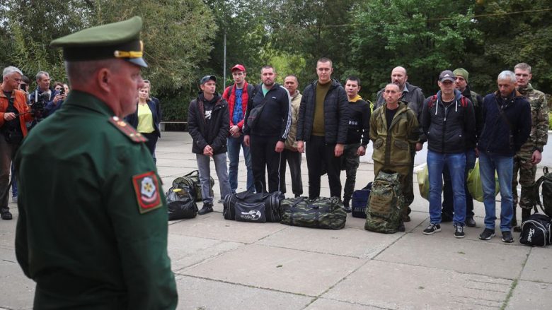 Shkarkohet një komisar ushtarak në Rusi pasi gjysma e personelit të sapomobilizuar për luftë në Ukrainë u dërguan në shtëpi