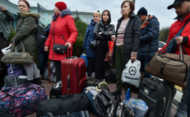 Autoriteti i mbështetur nga Rusia iu bën thirrje civilëve që të largohen menjëherë nga qyteti i Khersonit