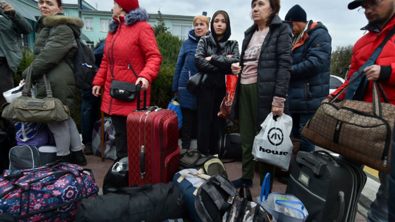 Autoriteti i mbështetur nga Rusia iu bën thirrje civilëve që të largohen menjëherë nga qyteti i Khersonit