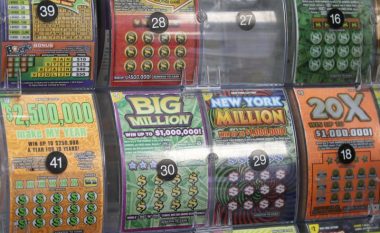 Fitoi lotarinë me çmim prej 20 dollarëve, ajo e çon drejt xhekpotit prej 2 milionë dollarësh