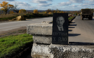 Dikush vendosi një gur varri me imazhin e Putinit në qytetin Bakhmut