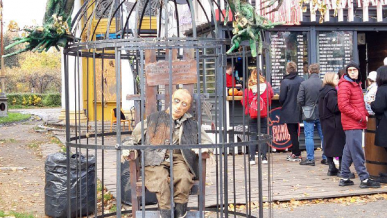 Putini i mbyllur në kafaz, dekorim për festën e Halloween-it në Kiev