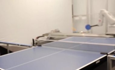 Roboti i Google që luan ping pong