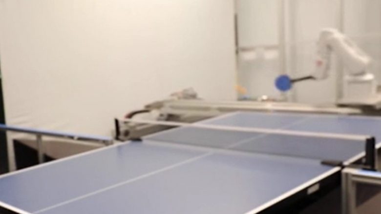 Roboti i Google që luan ping pong