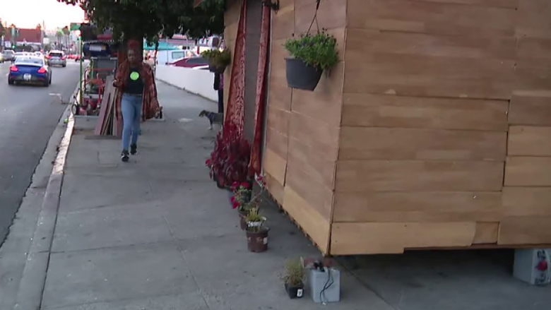 I pastrehu ndërtoi një shtëpi në bulevardin e Hollywoodit – policia nuk e largon pasi askujt nuk i pengon