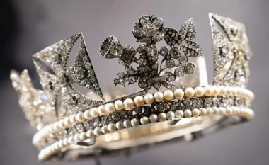 Kurora e Elizabeth II vlen 900 mijë dollarë, do të trashëgohet nga një grua e familjes mbretërore