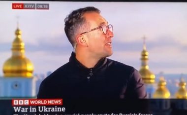 Gazetari i BBC ndërpret transmetimin e mëngjesit nga Kievi pasi në sfond dëgjohen sulmet mbi kryeqytetin ukrainas