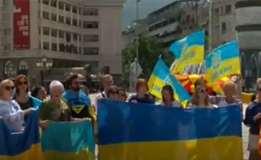 Ukrainasit nga Maqedonia protestojnë para ambasadës ruse