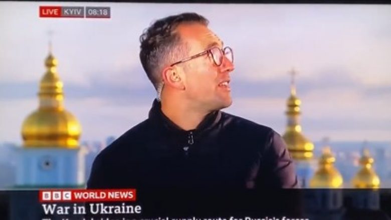 Gazetari i BBC ndërpret transmetimin e mëngjesit nga Kievi pasi në sfond dëgjohen sulmet mbi kryeqytetin ukrainas