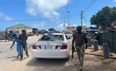 Pas një shpërthimi të një makine, të shtëna me armë në një hotel të Somalisë – grupi militant al-Shabab merr përgjegjësinë për sulmin