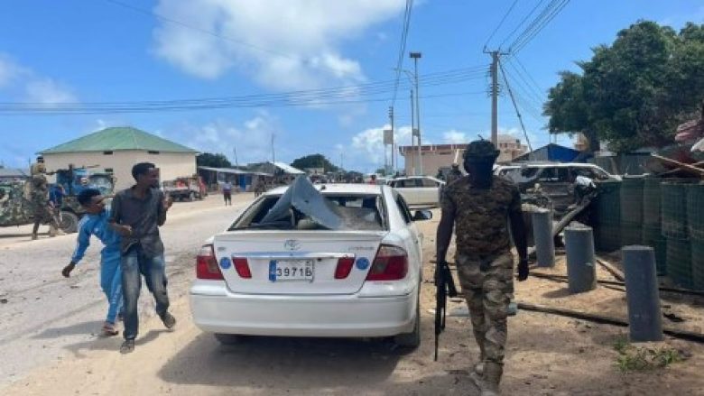 Pas një shpërthimi të një makine, të shtëna me armë në një hotel të Somalisë – grupi militant al-Shabab merr përgjegjësinë për sulmin