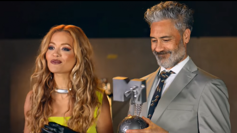 Rita Ora përkrah Taika Waititit: Jemi të entuziazmuar që do të prezantojmë “MTV European Music Awards 2022”