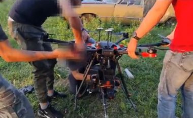 Një video e një droni ukrainas duke u pajisur me një mitraloz është parë qindra mijëra herë