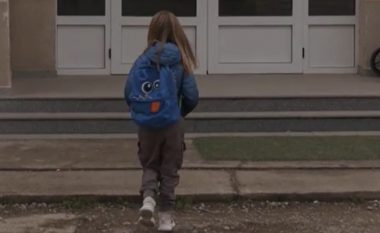 Rregullorja e çuditshme e shkollës në Ferizaj që e lë 5-vjeçarin jashtë bankave shkaku i flokëve të gjata