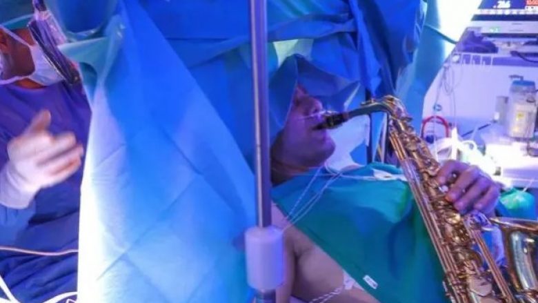 Pacienti luan me saksofon gjatë heqjes së tumorit në tru