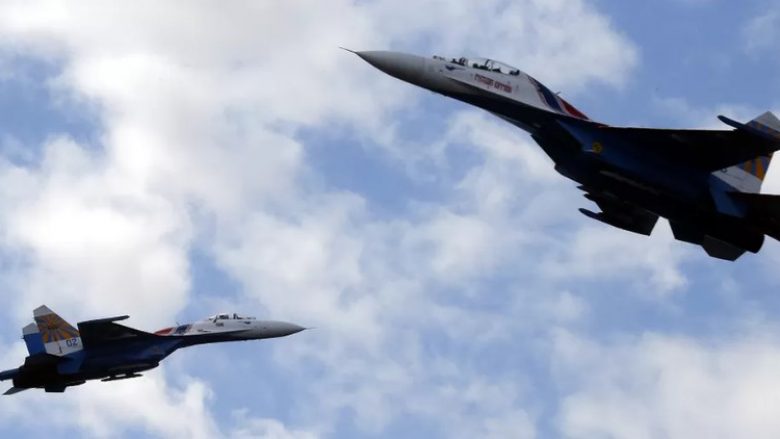 Një aeroplan luftarak rus ‘lëshoi një raketë’ ndërsa po ndiqte aeroplanin spiun të Mbretërisë së Bashkuar mbi Detin e Zi – ministri britanik jep detajet