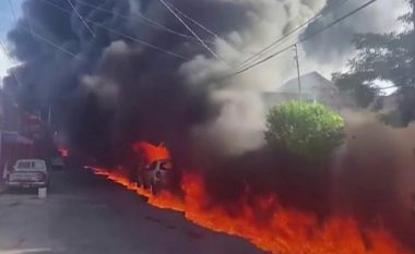 Zjarri gjigant përfshiu hekurudhat dhe disa shtëpi në Meksikë