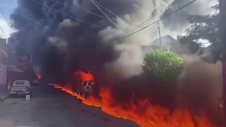 Zjarri gjigant përfshiu hekurudhat dhe disa shtëpi në Meksikë