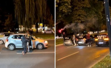 Një i ri i propozoi një vajze në mes të rrugës në Sarajevë: Ia bllokoi rrugën me tre vetura dhe ndaloi trafikun