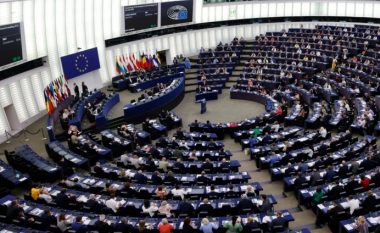 Parlamenti Evropian: Serbia duhet të vendosë sanksione ndaj Rusisë nëse dëshiron të vazhdojë negociatat me BE-në
