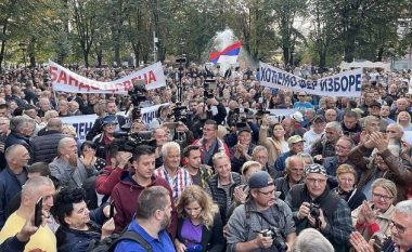 Opozita proteston kundër vjedhjes së zgjedhjeve në Republika Srpska – Dodik po akuzohet për manipulim të rezultateve