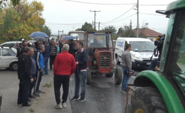 Prodhuesit e orizit bllokojnë rrugën Koçan-Shtip