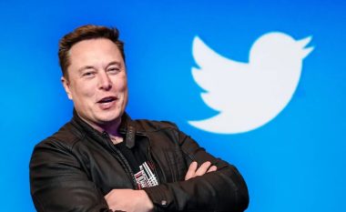 Elon Musk dëshiron ta blejë Twitter sipas ofertës së parë