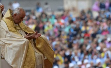 Papa i bën thirrje botës “të mësojë nga historia” mbi kërcënimet bërthamore