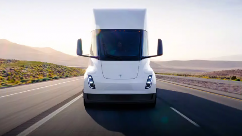 Fillon prodhimi i kamionëve Tesla, të gatshme për rrugë në dhjetor të këtij viti