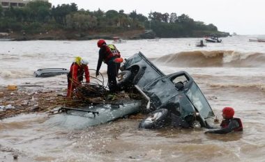 Një i vdekur dhe dy të zhdukur, pamje që tregojnë pasojat e përmbytjeve që goditën ishullin grek të Kretës