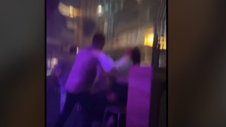Një australiane e ekspozon të dashurin e një gruaje tjetër duke e tradhtuar atë në një klub nate