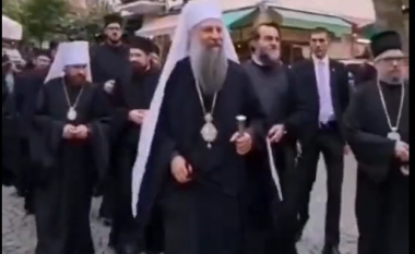 Kleriku radikal serb pavetëdijshëm i bën favor Kosovës, u tregon serbëve se në Prizren mund të ecësh lirshëm