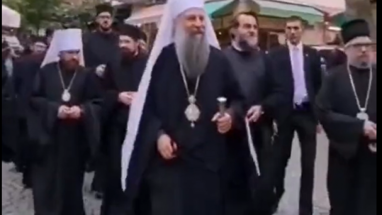 Kleriku radikal serb pavetëdijshëm i bën favor Kosovës, u tregon serbëve se në Prizren mund të ecësh lirshëm