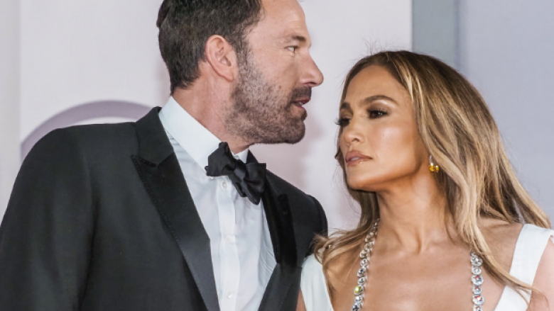 Ben Affleck fotografohet pa unazën e martesës: A po kalojnë ai dhe Jennifer Lopez një krizë martesore?