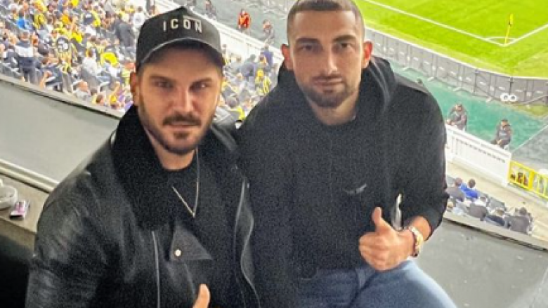 Eros Grezda shfaqet krah aktorit Tolgahan Sayisman në një ndeshje futbolli në Turqi