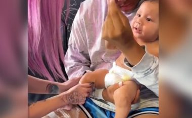 Fëmijës dymuajsh i bëri tatuazh në këmbë – shkaktoi reagime të ashpra