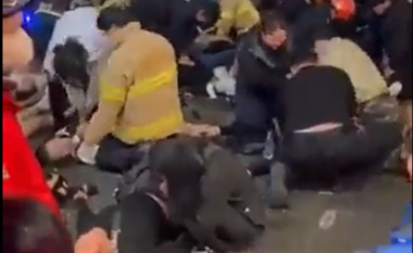 Rreth 100 të lënduar pas ikjes në turmë në Seul – pamjet tregojnë njerëzit e shtrirë në rrugë me probleme të frymëmarrjes